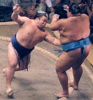 Musashimaru dealt 1st loss at summer sumo tourney